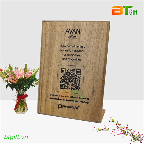 Standee để bàn gỗ tự nhiên quét mã QR