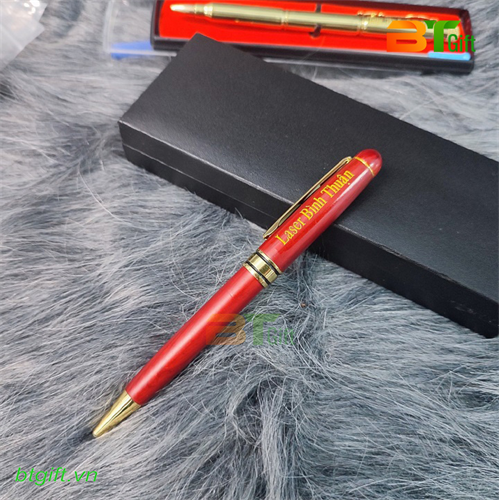 Bút gỗ xoay đỏ khắc tên 